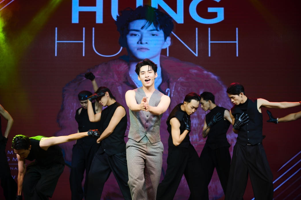 "Anh trai say hi" Hùng Huỳnh "chào sân" Vpop