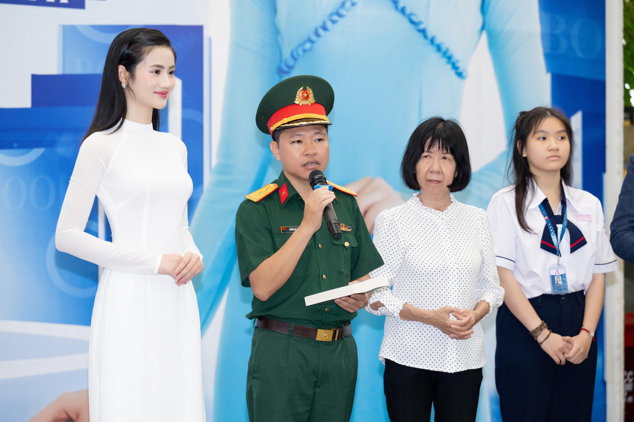 Ý Nhi sửa trường, mang tủ sách đến trẻ em vùng núi