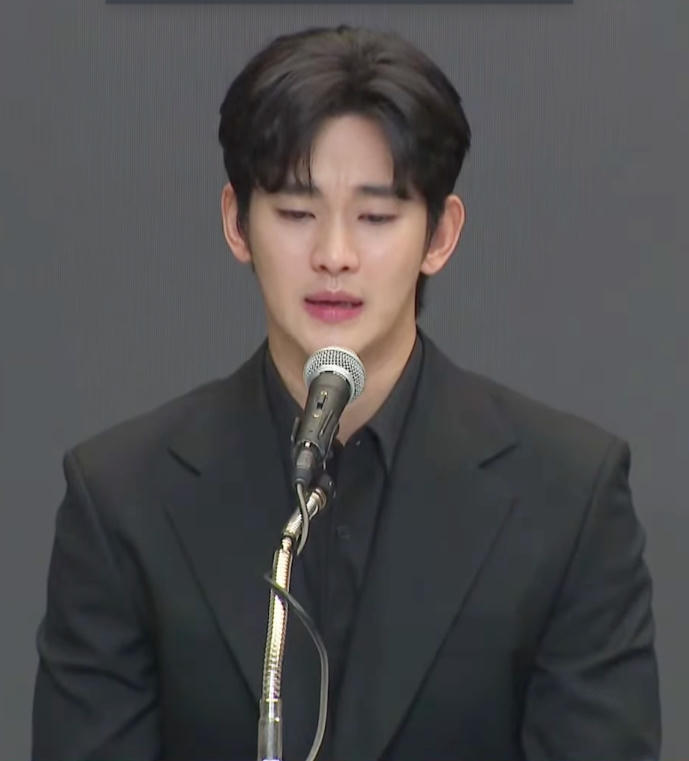 Kim Soo Hyun bật khóc, cúi đầu xin lỗi, thừa nhận là kẻ hèn nhát