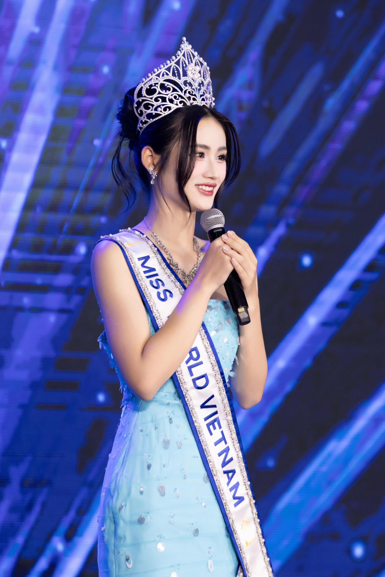 Ý Nhi giới thiệu văn hóa Tây Nguyên đến Miss World