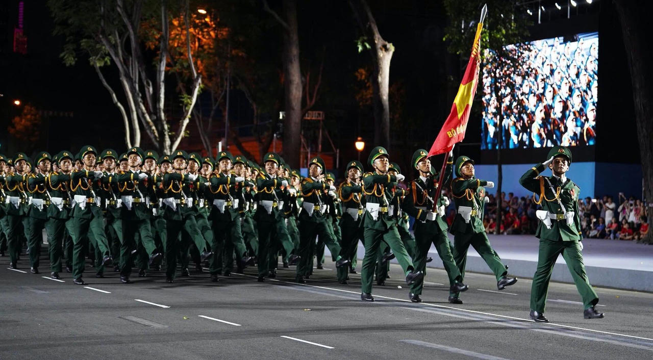 Biển người đổ về trung tâm TP HCM xem sơ duyệt diễu binh, diễu hành