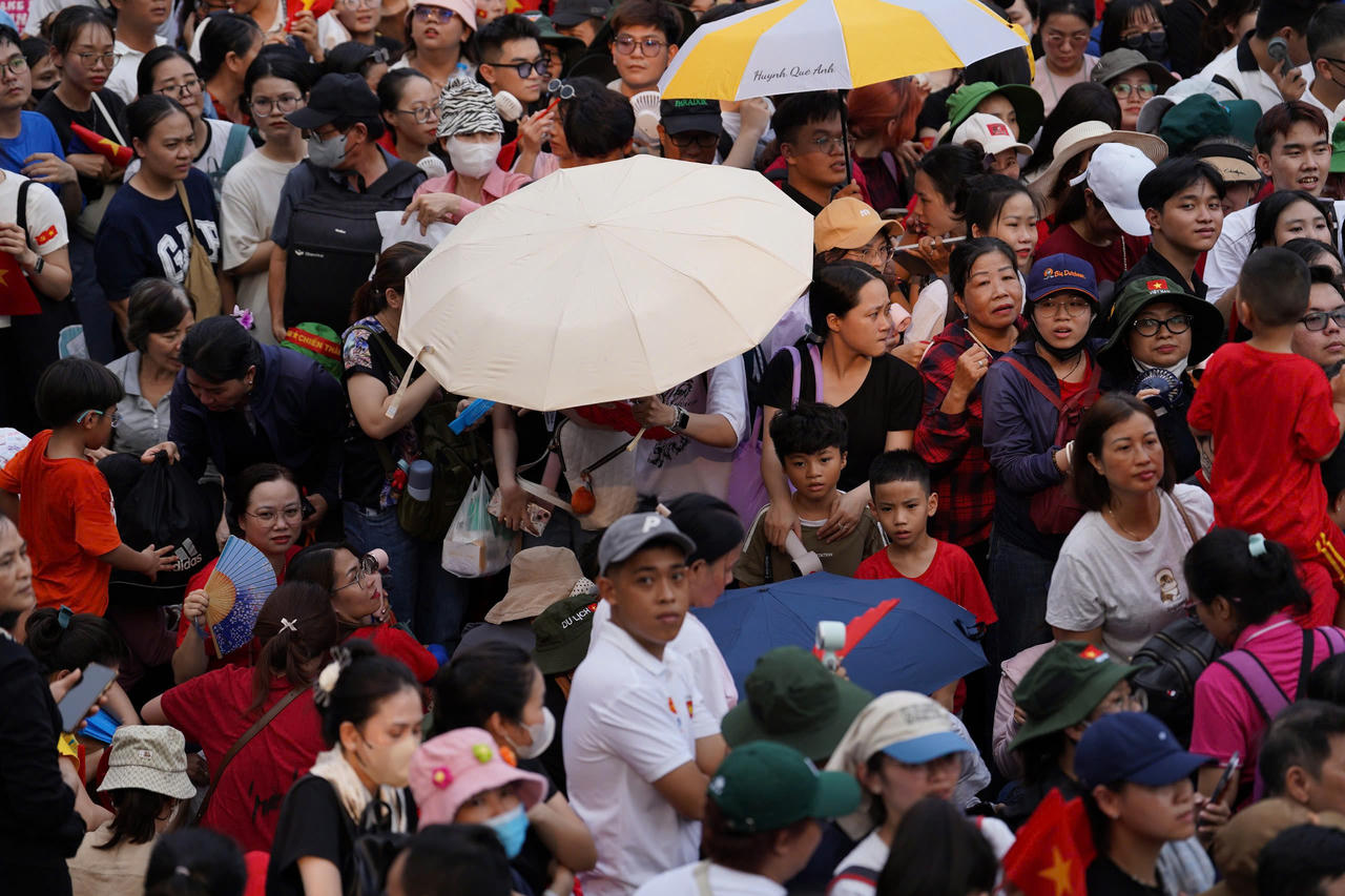 Biển người đổ về trung tâm TP HCM xem sơ duyệt diễu binh, diễu hành