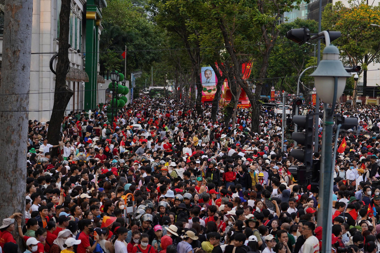 Biển người đổ về trung tâm TP HCM xem sơ duyệt diễu binh, diễu hành