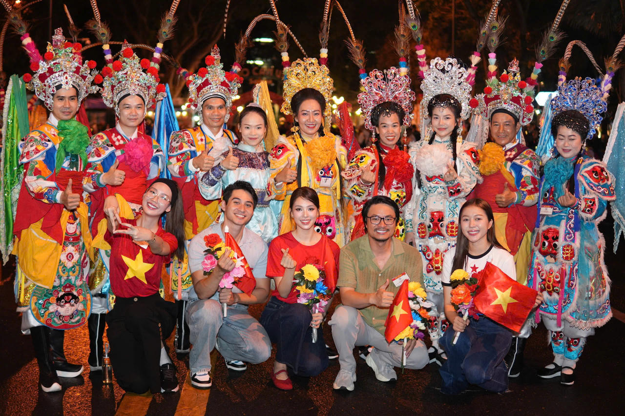 Dàn Hoa hậu, nghệ sĩ tự hào tham gia diễu binh mừng đại lễ 30/4