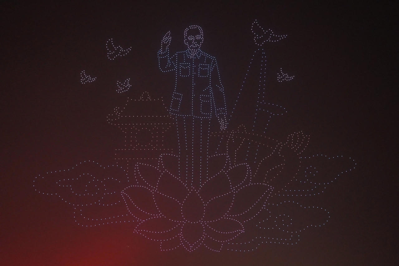 Biển người đổ về bến Bạch Đằng xem tổng duyệt 10.500 drone