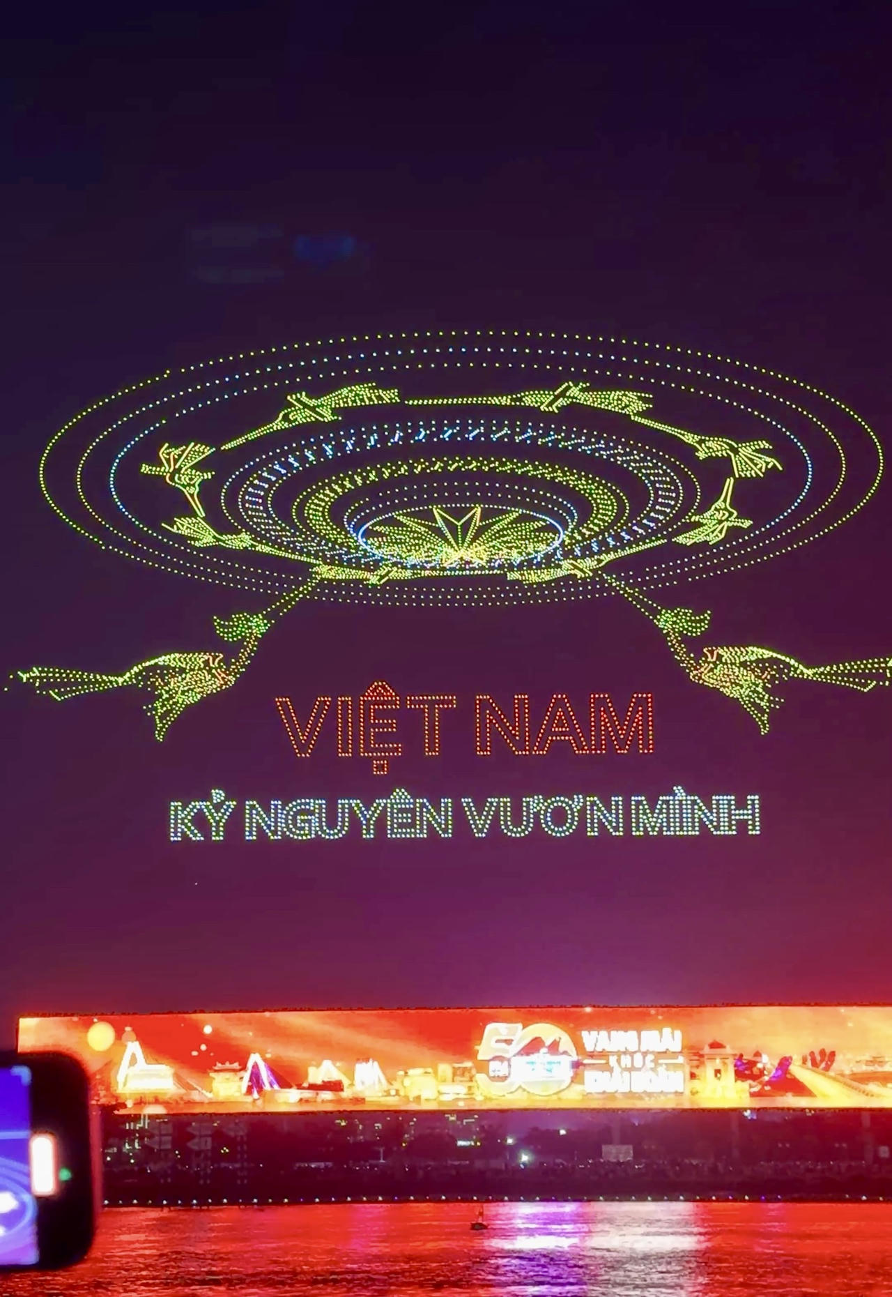 Biển người đổ về bến Bạch Đằng xem tổng duyệt 10.500 drone