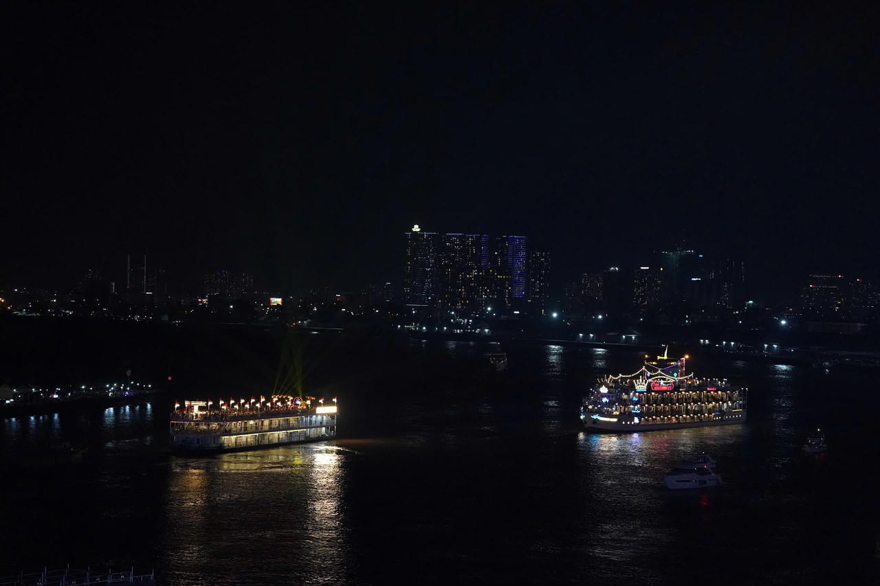 Biển người đổ về bến Bạch Đằng xem tổng duyệt 10.500 drone