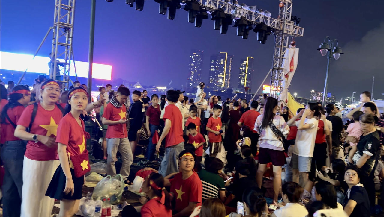 Biển người đổ về bến Bạch Đằng xem tổng duyệt 10.500 drone