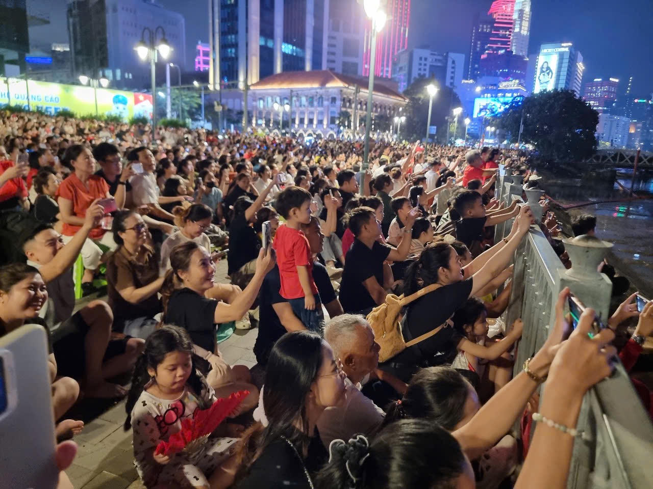 Biển người đổ về bến Bạch Đằng xem tổng duyệt 10.500 drone