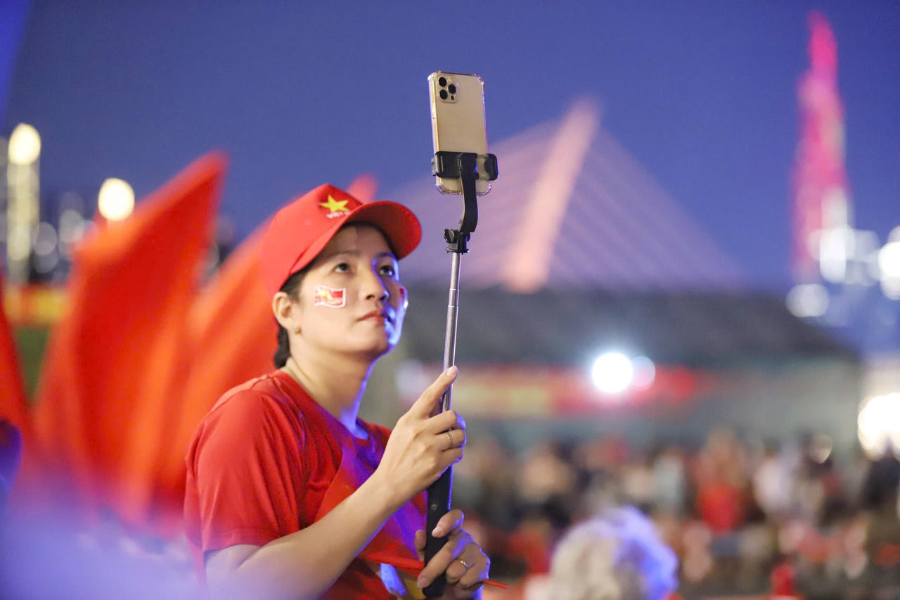 Biển người đổ về bến Bạch Đằng xem tổng duyệt 10.500 drone