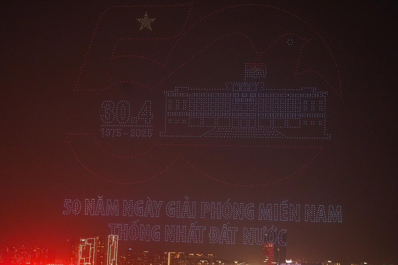 Biển người đổ về bến Bạch Đằng xem tổng duyệt 10.500 drone