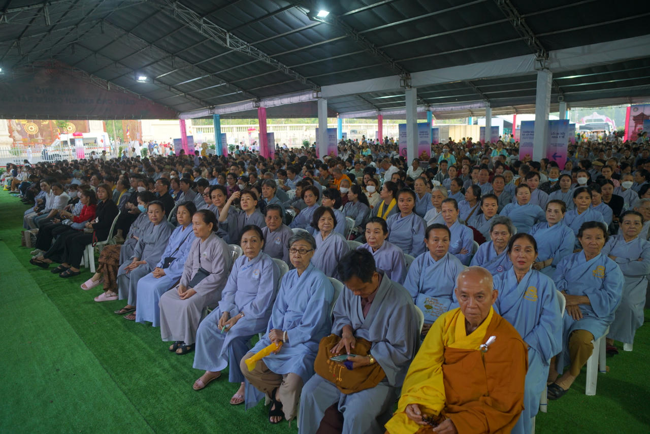 Dòng người xếp hàng chờ được chiêm bái Xá lợi Đức Phật tại Đại lễ Vesak
