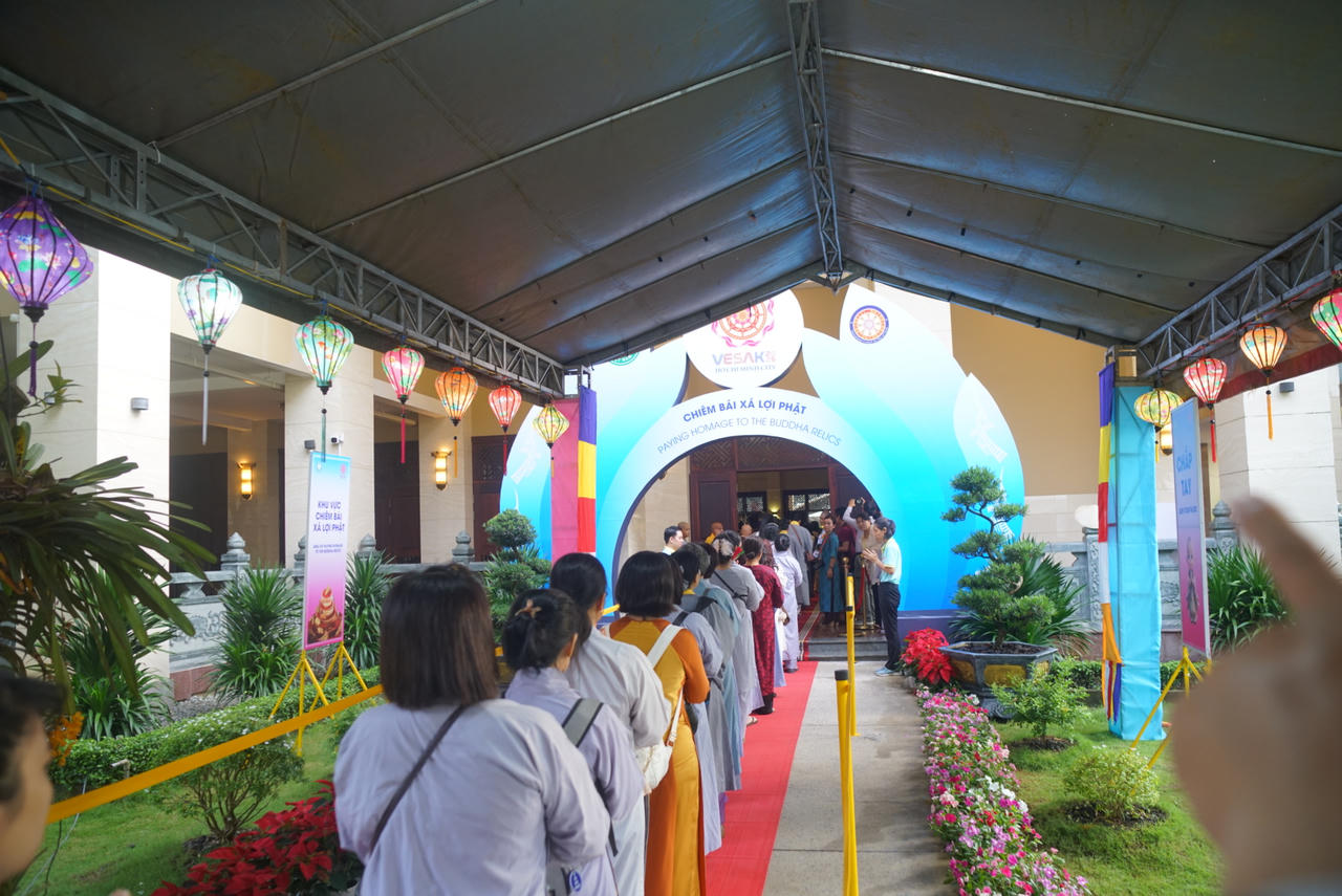 Dòng người xếp hàng chờ được chiêm bái Xá lợi Đức Phật tại Đại lễ Vesak