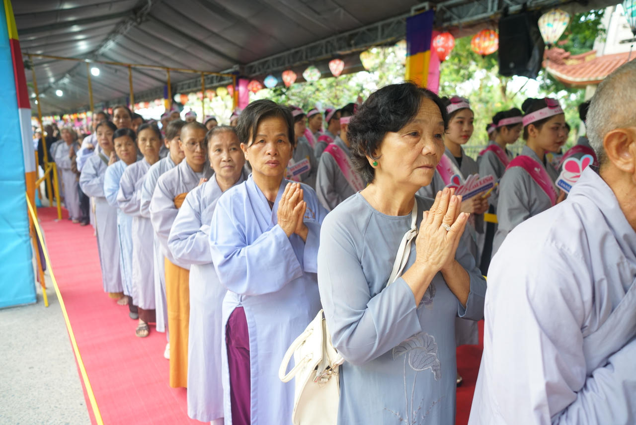 Dòng người xếp hàng chờ được chiêm bái Xá lợi Đức Phật tại Đại lễ Vesak