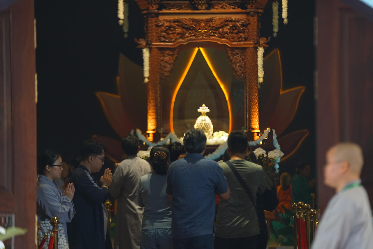 Dòng người xếp hàng chờ được chiêm bái Xá lợi Đức Phật tại Đại lễ Vesak