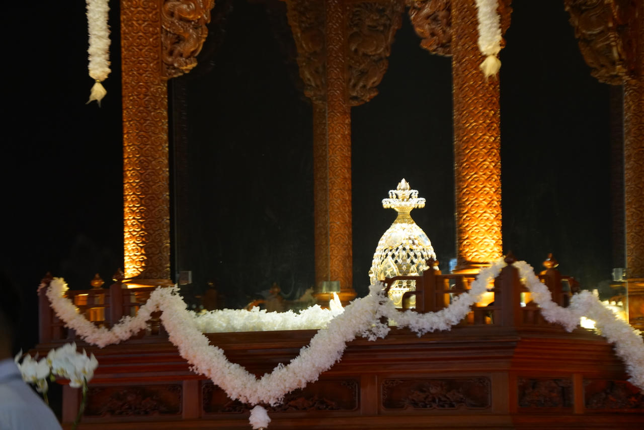 Dòng người xếp hàng chờ được chiêm bái Xá lợi Đức Phật tại Đại lễ Vesak