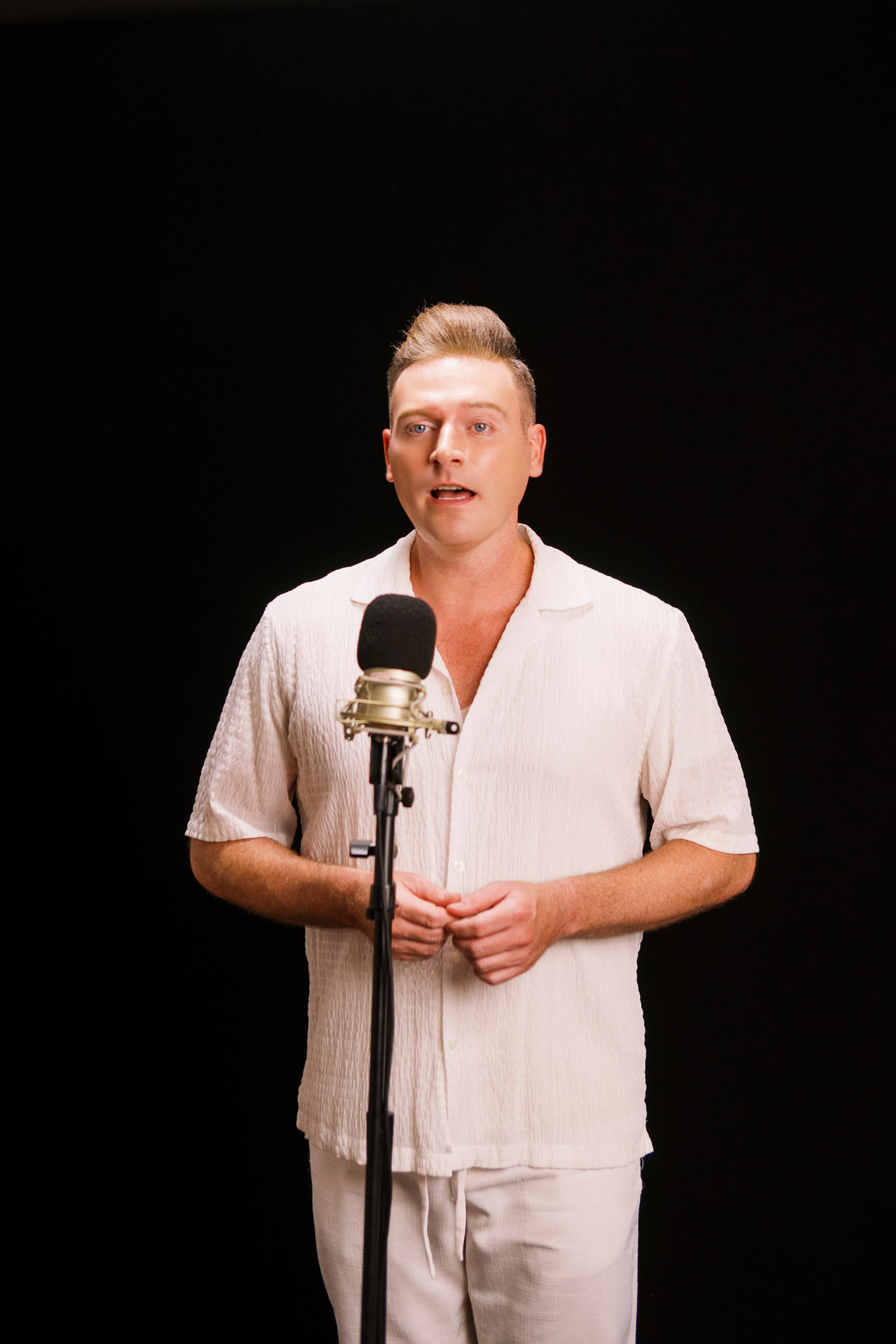 NSƯT Thành Lộc và hơn 20 nghệ sĩ hát “Đường từ tâm” mừng Đại lễ Vesak 2025