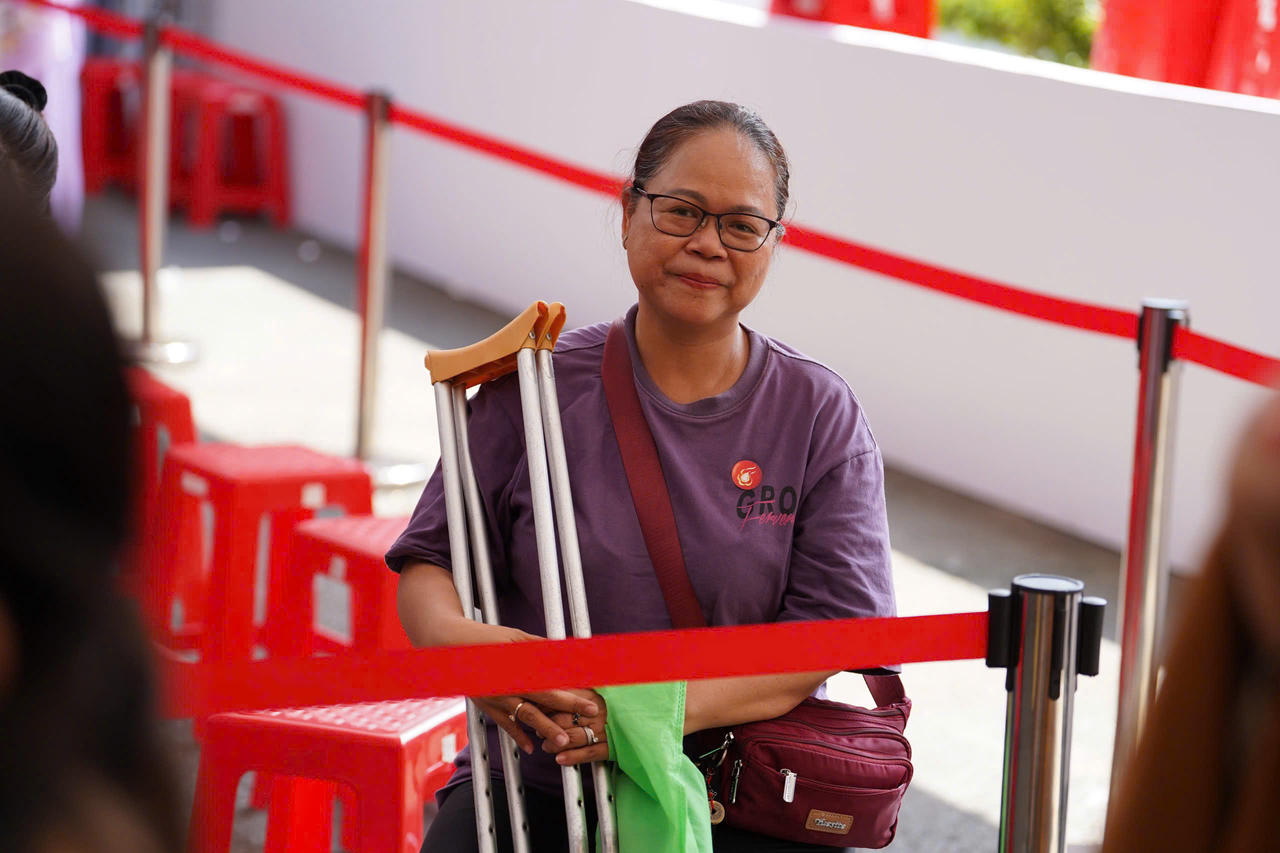 Người dân xếp hàng dài chờ chiêm bái xá lợi trái tim Bồ tát Thích Quảng Đức