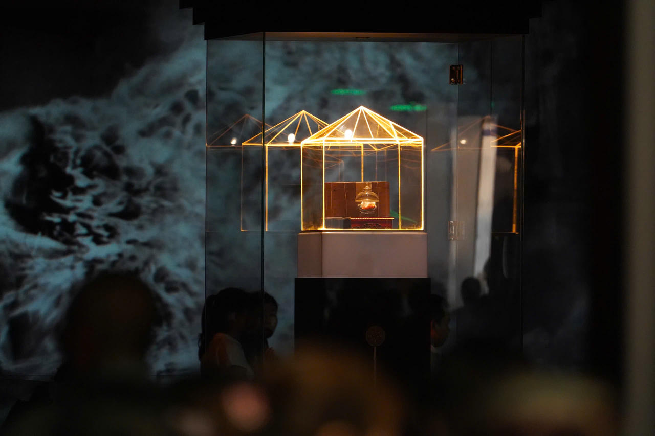 Người dân xếp hàng dài chờ chiêm bái xá lợi trái tim Bồ tát Thích Quảng Đức