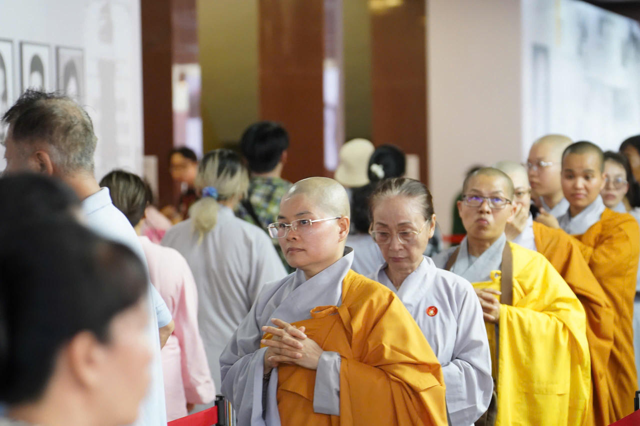Người dân xếp hàng dài chờ chiêm bái xá lợi trái tim Bồ tát Thích Quảng Đức