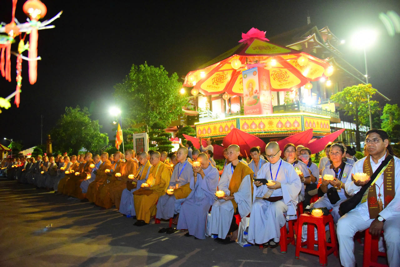 Đại lễ Vesak LHQ 2025: 35.000 hoa đăng được thắp sáng cầu nguyện cho hòa bình