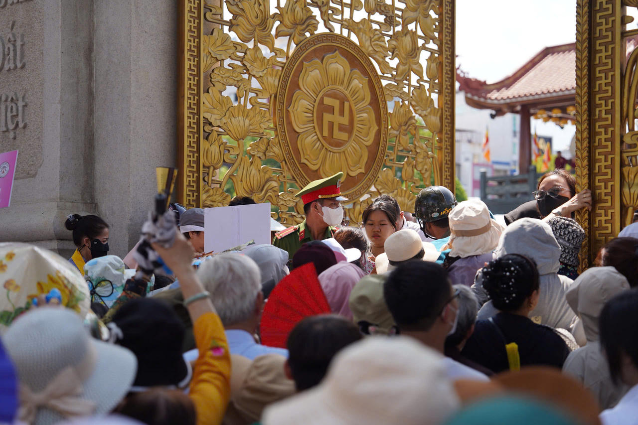 Người dân xếp hàng dài chờ chiêm bái xá lợi trái tim Bồ tát Thích Quảng Đức