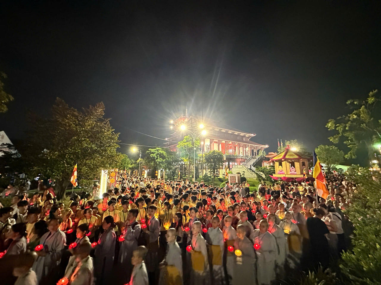 Đại lễ Vesak LHQ 2025: 35.000 hoa đăng được thắp sáng cầu nguyện cho hòa bình