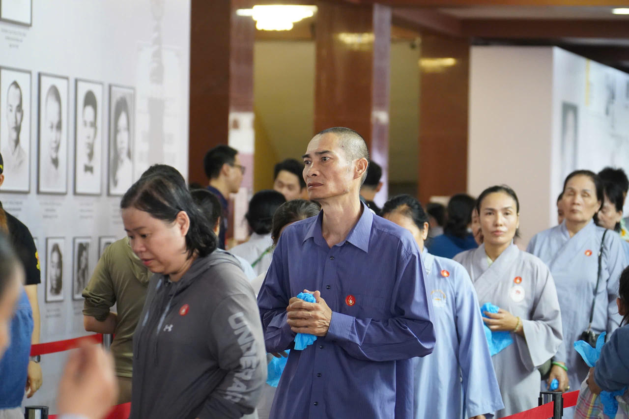 Người dân xếp hàng dài chờ chiêm bái xá lợi trái tim Bồ tát Thích Quảng Đức