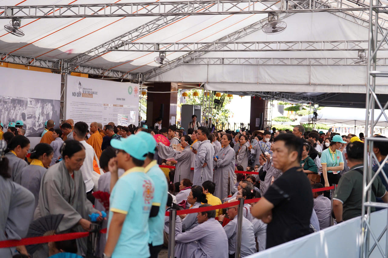 Người dân xếp hàng dài chờ chiêm bái xá lợi trái tim Bồ tát Thích Quảng Đức