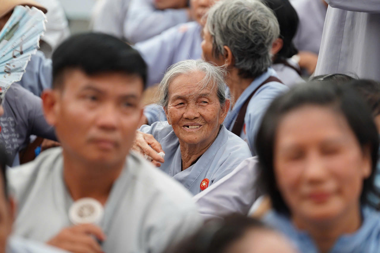 Người dân xếp hàng dài chờ chiêm bái xá lợi trái tim Bồ tát Thích Quảng Đức