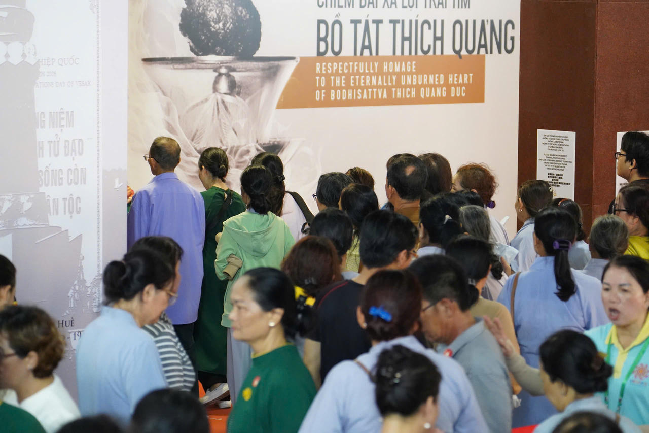 Người dân xếp hàng dài chờ chiêm bái xá lợi trái tim Bồ tát Thích Quảng Đức
