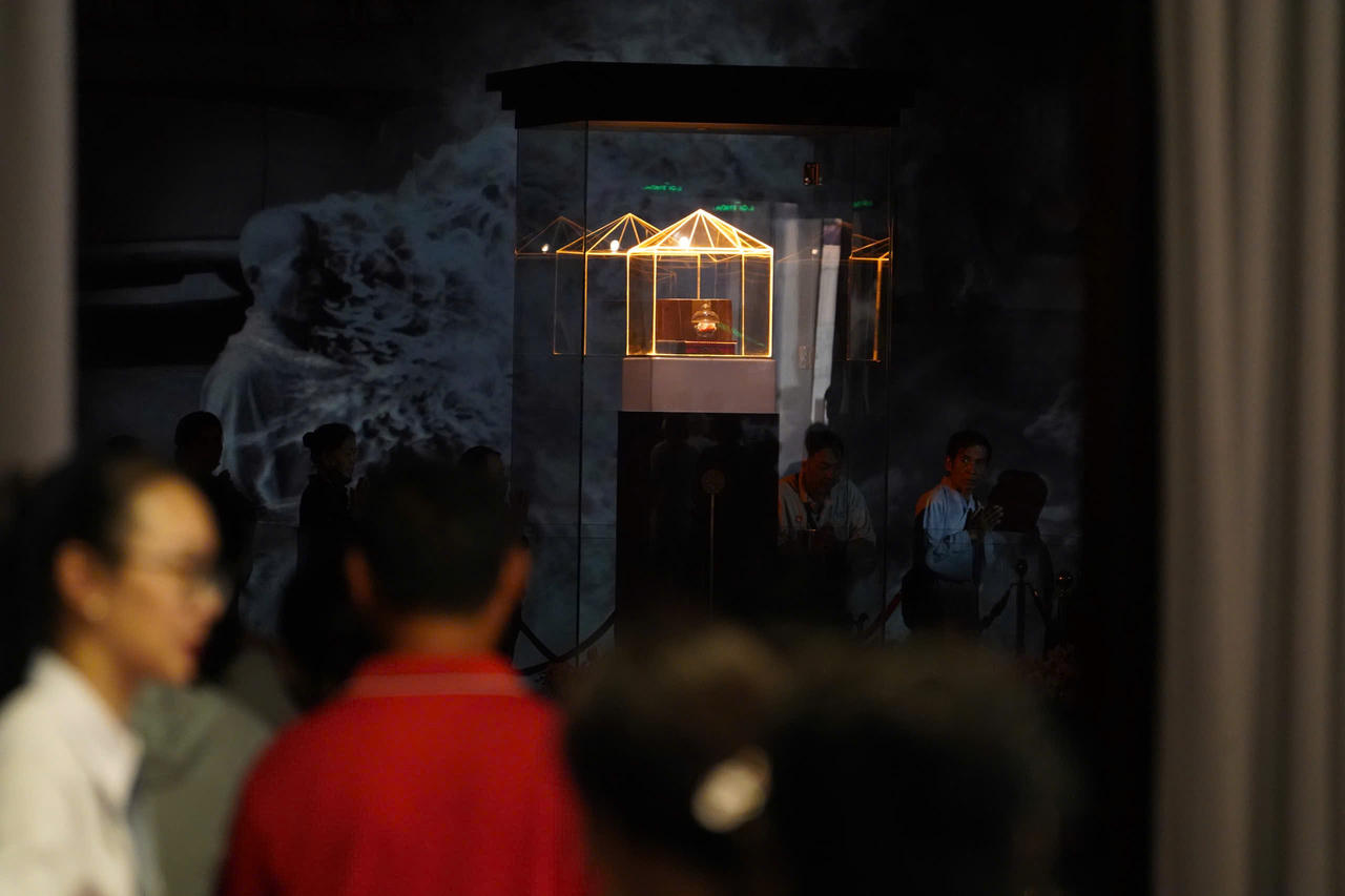 Người dân xếp hàng dài chờ chiêm bái xá lợi trái tim Bồ tát Thích Quảng Đức