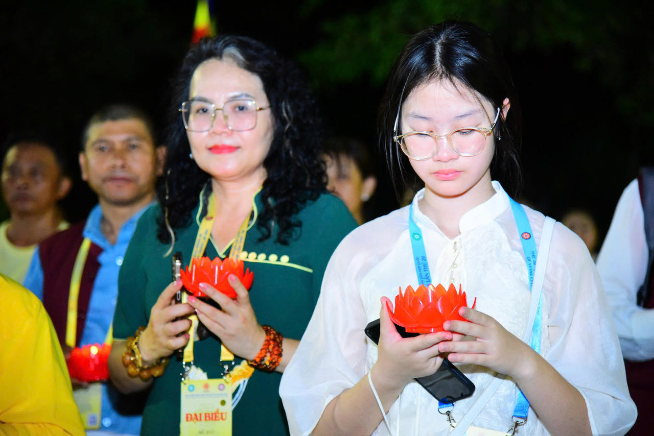 Đại lễ Vesak LHQ 2025: 35.000 hoa đăng được thắp sáng cầu nguyện cho hòa bình