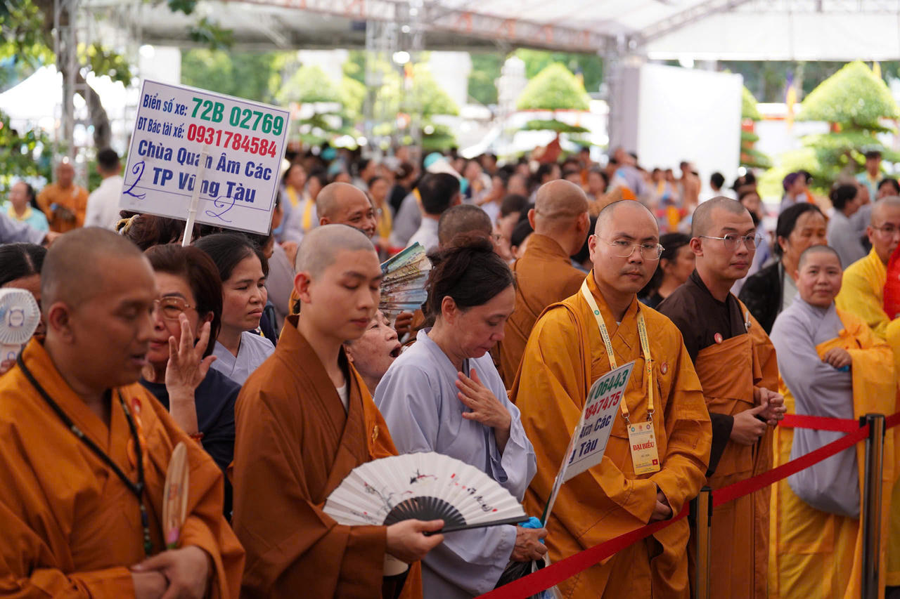 Người dân xếp hàng dài chờ chiêm bái xá lợi trái tim Bồ tát Thích Quảng Đức