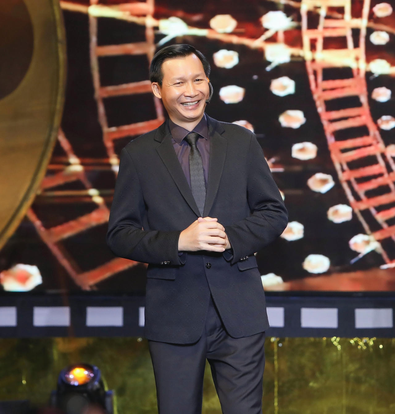 Quốc Trường tái xuất làm bác sĩ thẩm mỹ, điên cuồng vì yêu