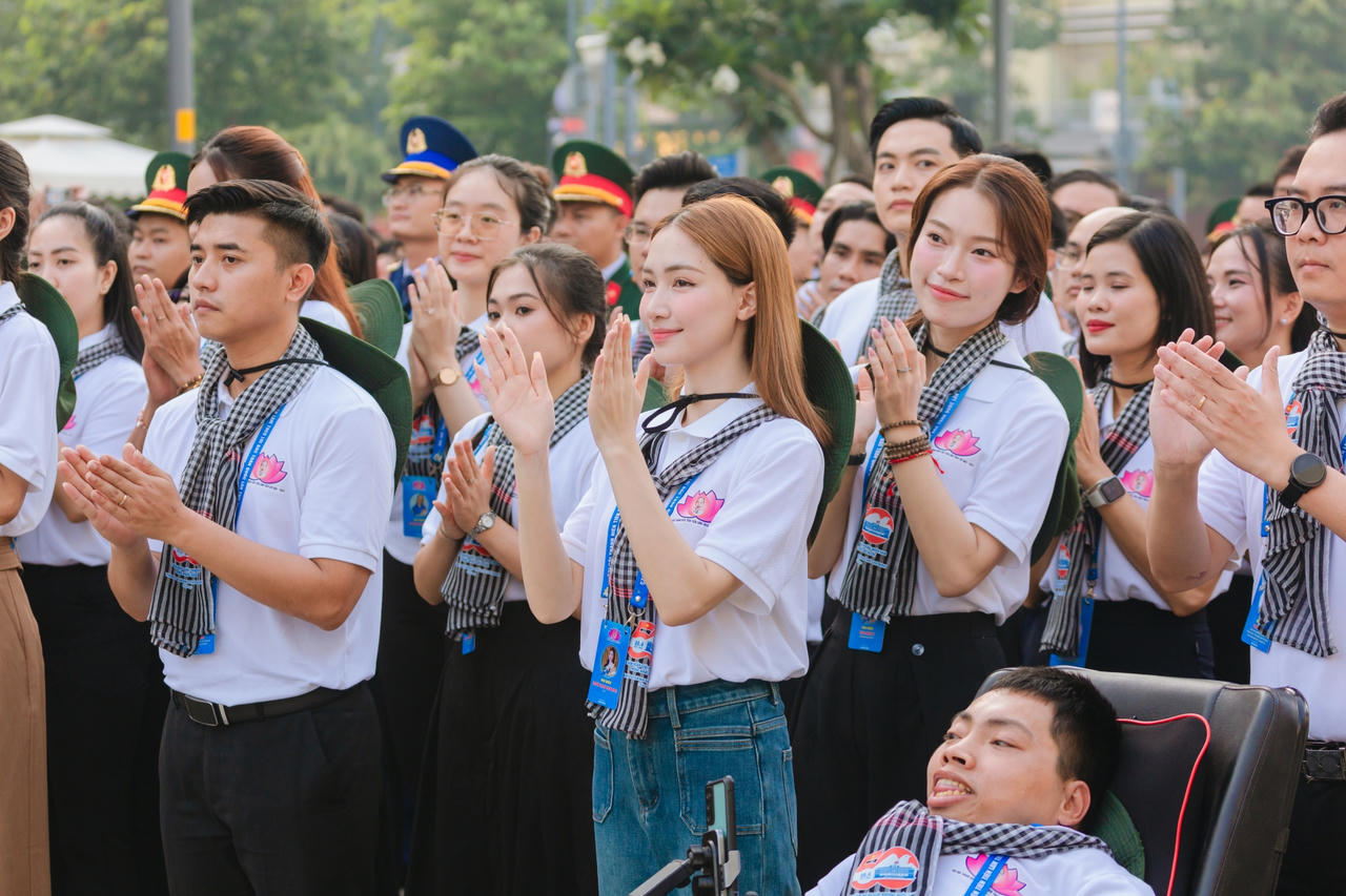 Hòa Minzy, Double 2T được tuyên dương Thanh niên tiên tiến làm theo lời Bác