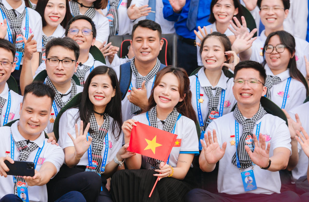 Hòa Minzy, Double 2T được tuyên dương Thanh niên tiên tiến làm theo lời Bác