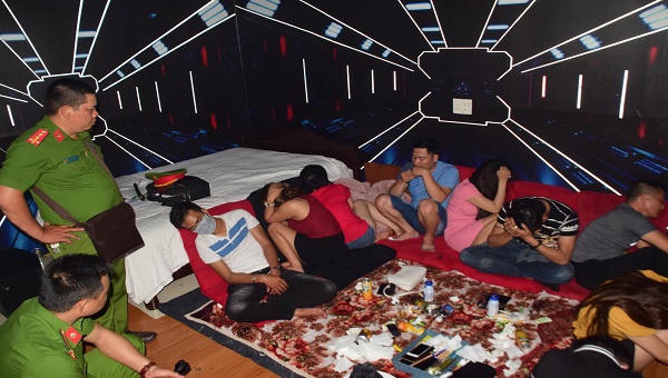 Tạm giữ hình sự 14 đối tượng tổ chức sử dụng trái phép chất ma túy trong nhà nghỉ