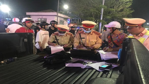 Nhóm thanh niên nhận phiếu phạt vì lạng lách, đánh võng