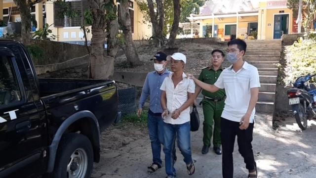 Khống chế người đàn ông uy hiếp nhân viên cây xăng để cướp tiền