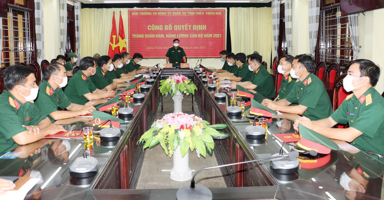 Trao quyết định thăng quân hàm, nâng lương sĩ quan cấp tá năm 2021