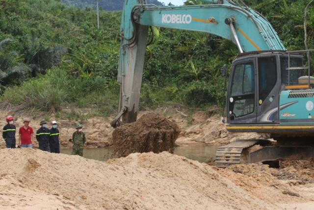 Lật từng tấc đất các bãi bồi trên thủy điện Rào Trăng 3 tìm người