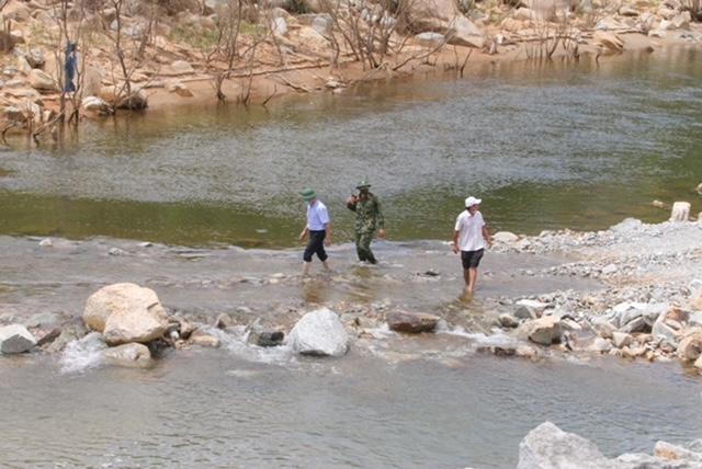 Lật từng tấc đất các bãi bồi trên thủy điện Rào Trăng 3 tìm người