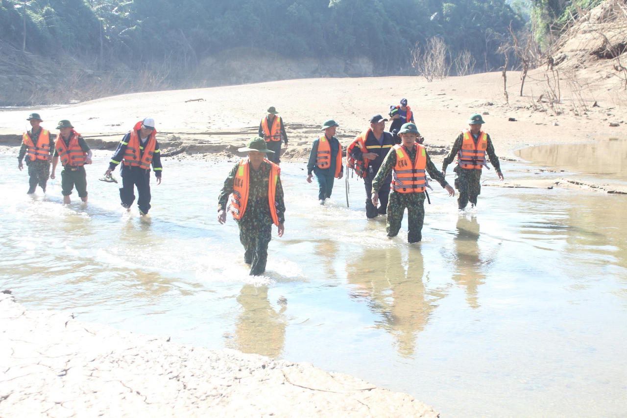 Chia thành nhiều mũi, nhiều hướng, tìm kiếm các công nhân mất tích ở Rào Trăng