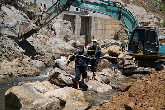 Chứng kiến cuộc khảo sát lòng hồ thủy điện Rào Trăng 4 bằng đường thủy