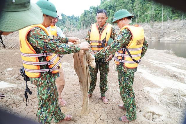 Chứng kiến cuộc khảo sát lòng hồ thủy điện Rào Trăng 4 bằng đường thủy