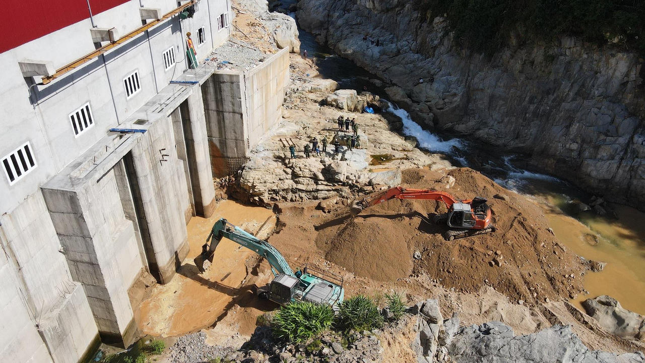 San đường, lấp suối tìm kiếm công nhân tại bãi bồi số 3