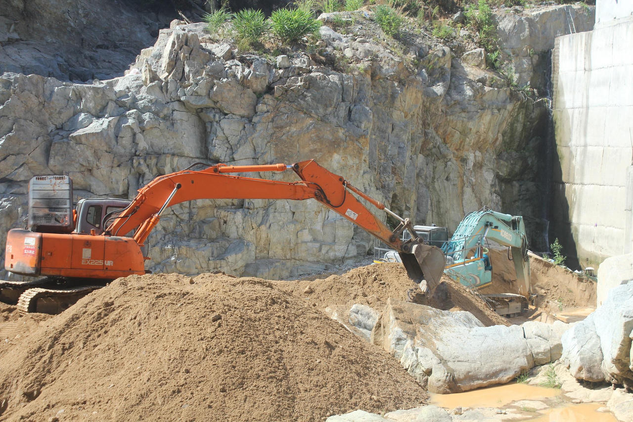 San đường, lấp suối tìm kiếm công nhân tại bãi bồi số 3