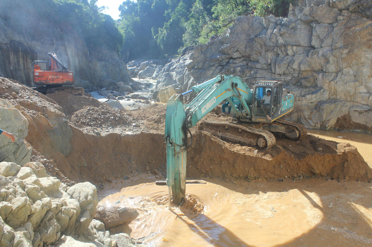Tìm kiếm công nhân mất tích tại bãi bồi số 3 gặp nhiều khó khăn 