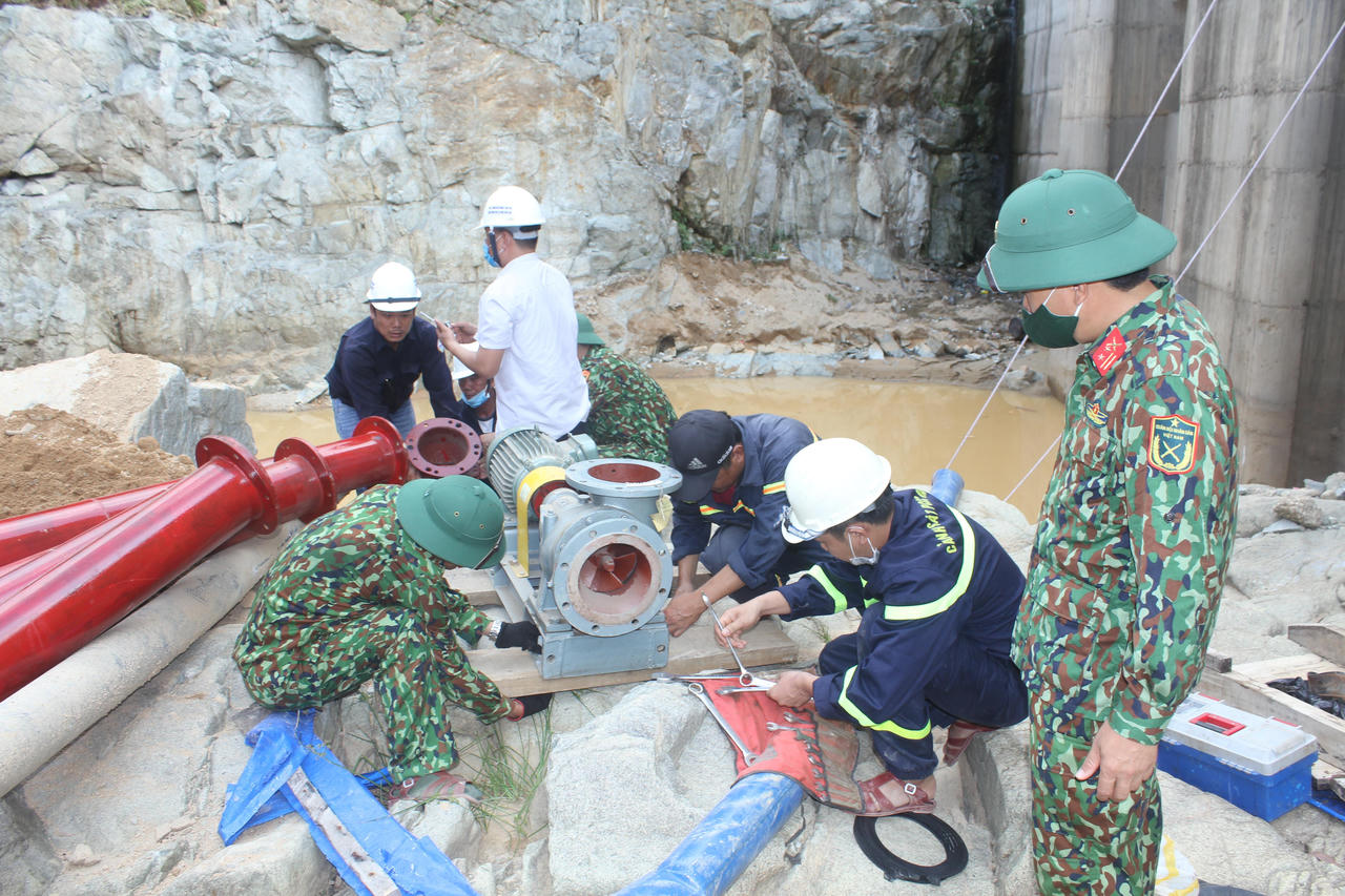 Tìm kiếm công nhân mất tích tại bãi bồi số 3 gặp nhiều khó khăn 